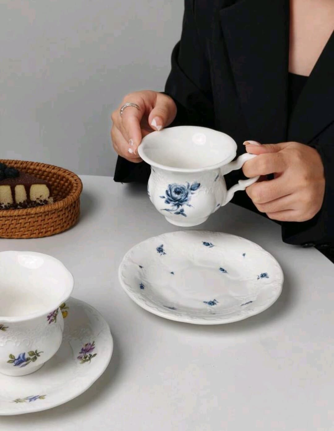 فنجان شاي مع رسم زهرة زرقاء 250 ملي